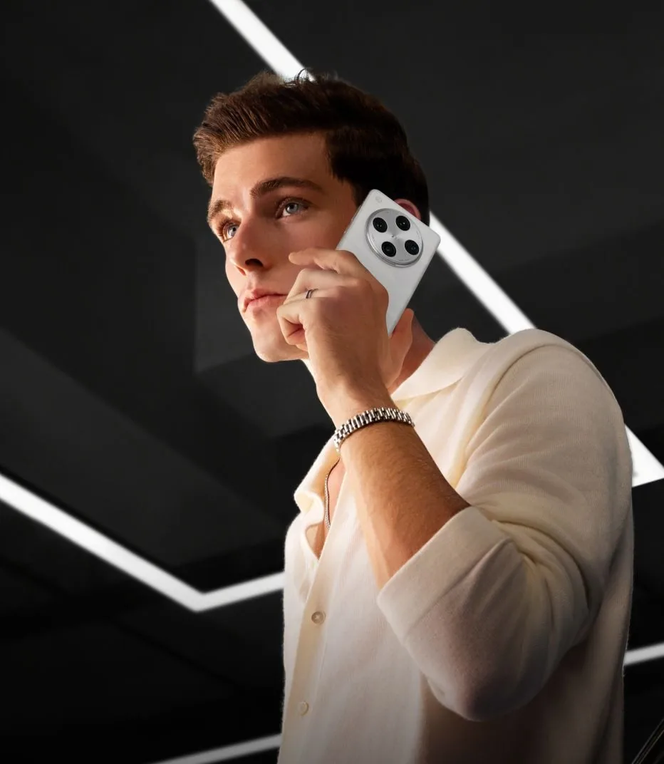 OPPO akıllı telefonla konuşan bir kullanıcı